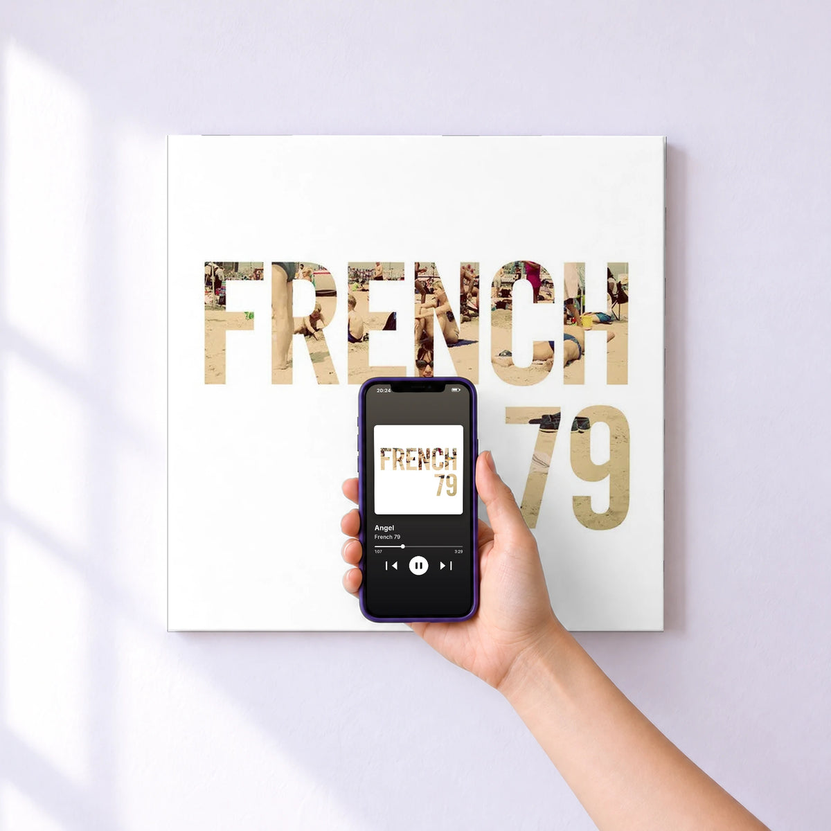 Affiche connectée Angel de French 79 au mur : l'album se lance en approchant le téléphone
