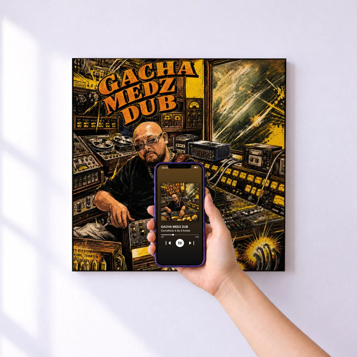 Affiche connectée GACHA MEDZ DUB de GachaMedz & Sly & Robbie au mur : l'album se lance en approchant le téléphone