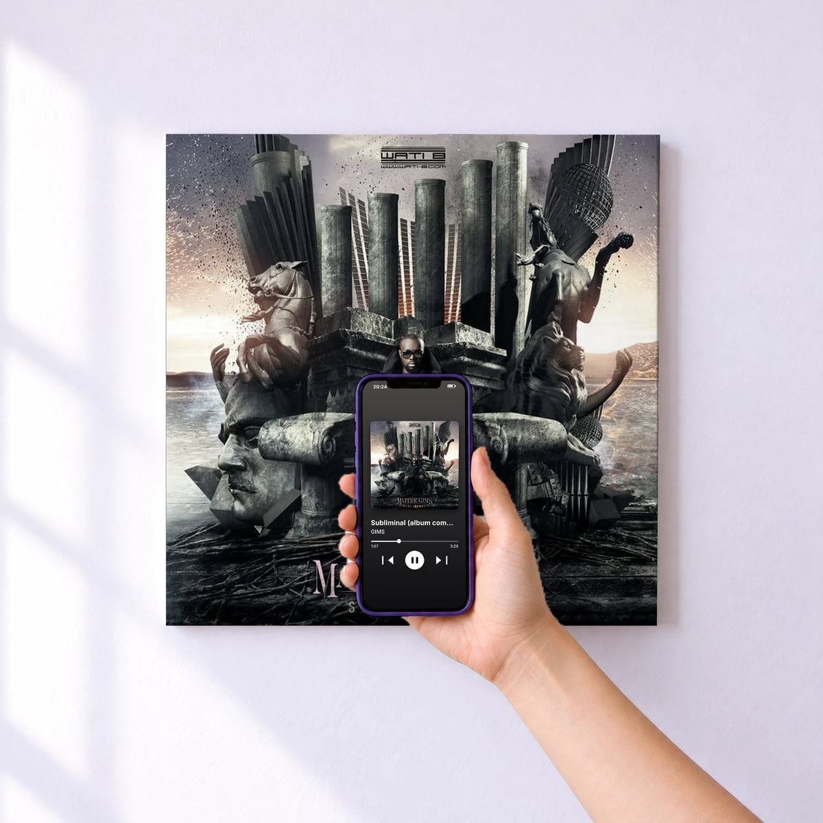 Affiche connectée Subliminal (album commenté) de GIMS au mur : l'album se lance en approchant le téléphone