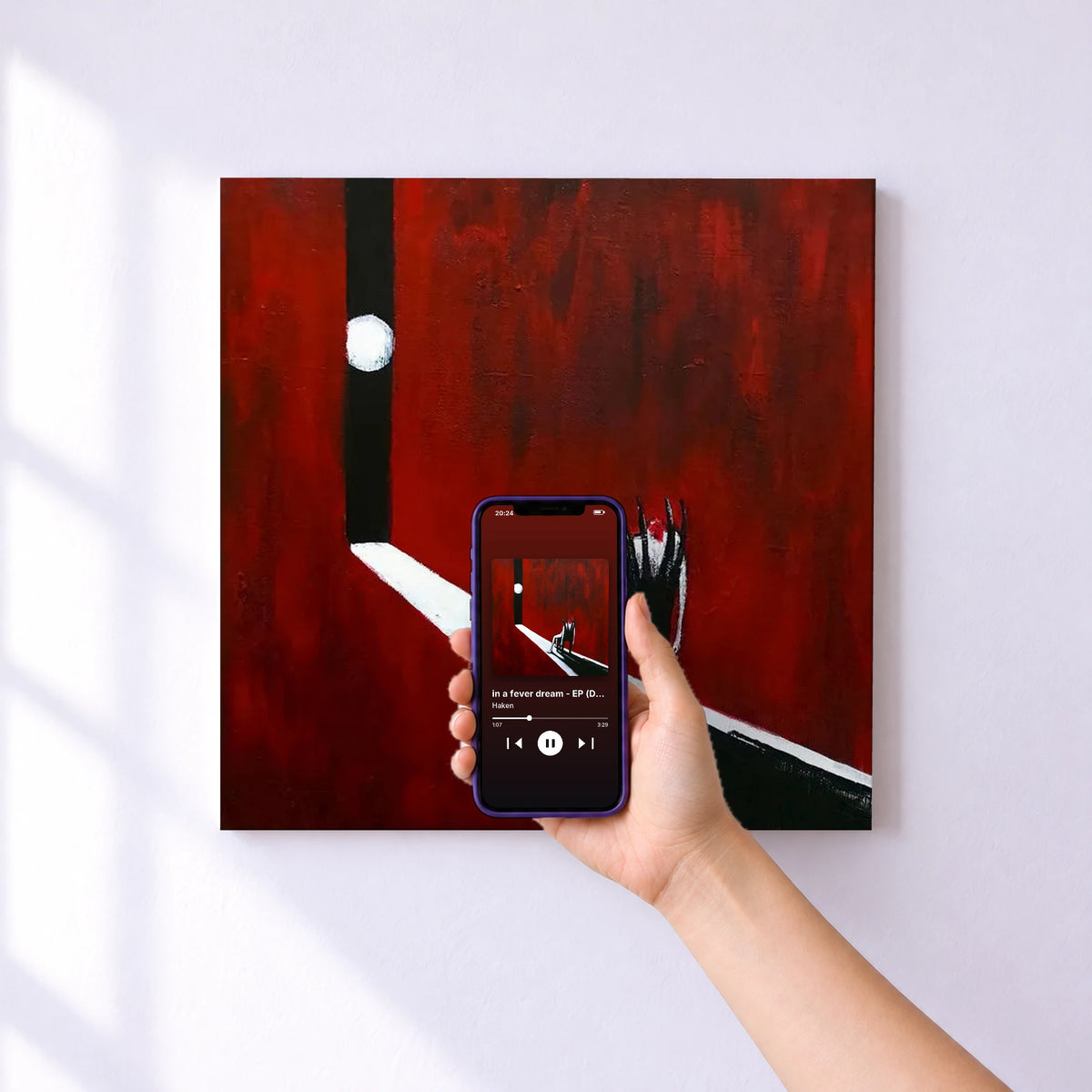Affiche connectée in a fever dream - EP (Deluxe Edition) de Haken au mur : l'album se lance en approchant le téléphone