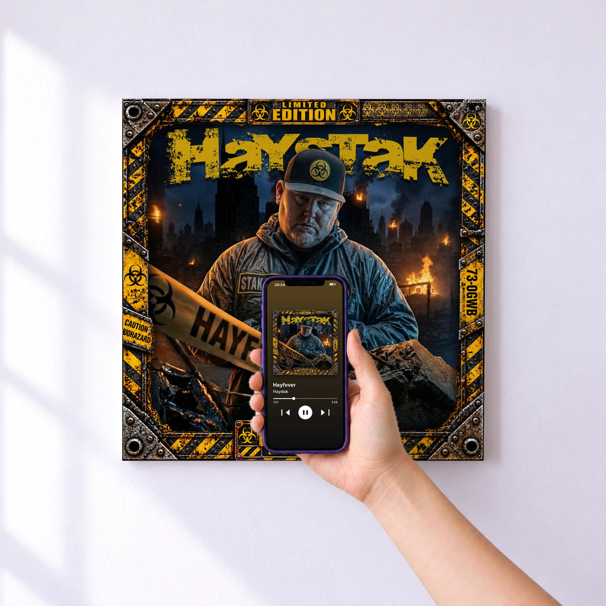 Affiche connectée Hayfever de Haystak au mur : l'album se lance en approchant le téléphone