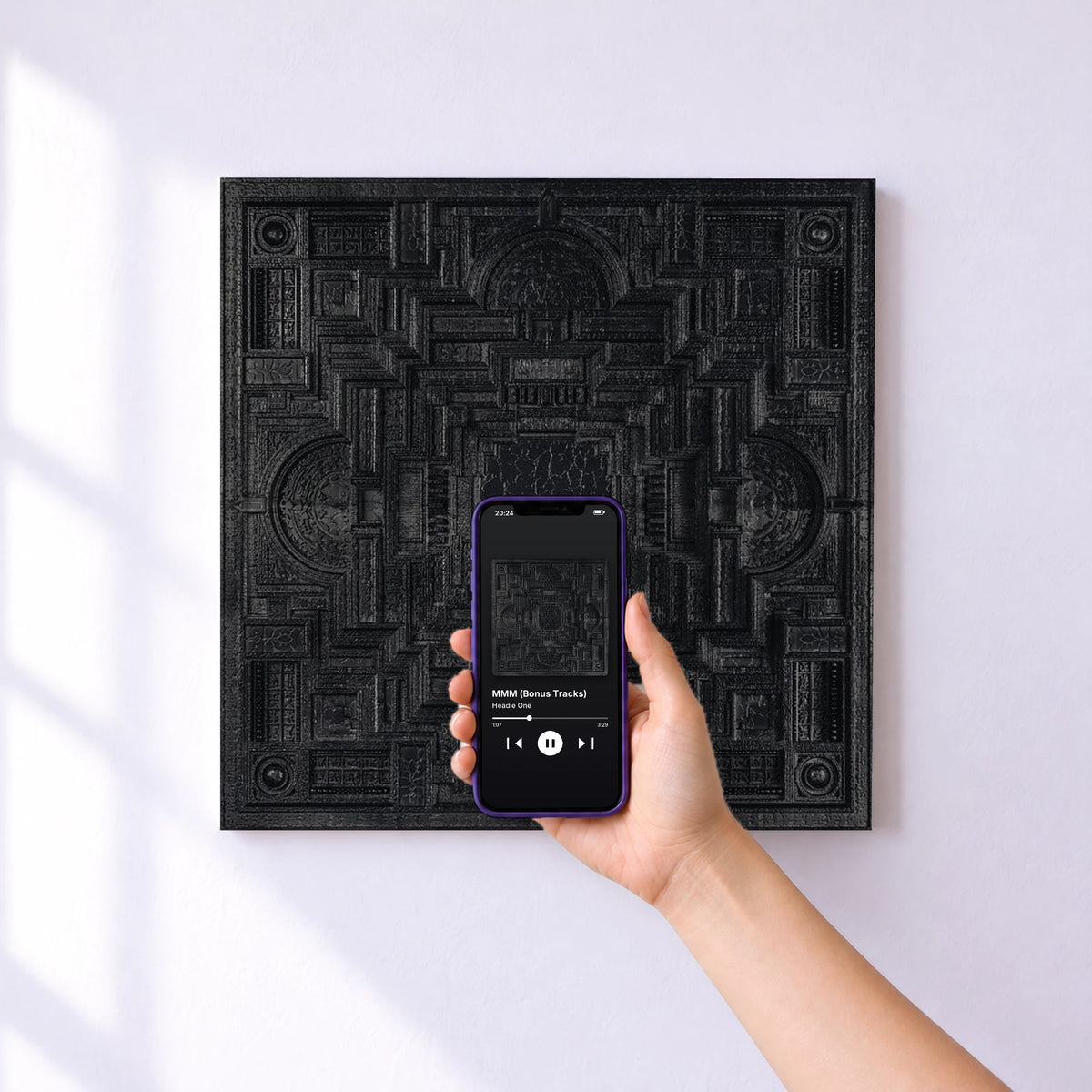 Affiche connectée MMM (Bonus Tracks) de Headie One au mur : l'album se lance en approchant le téléphone