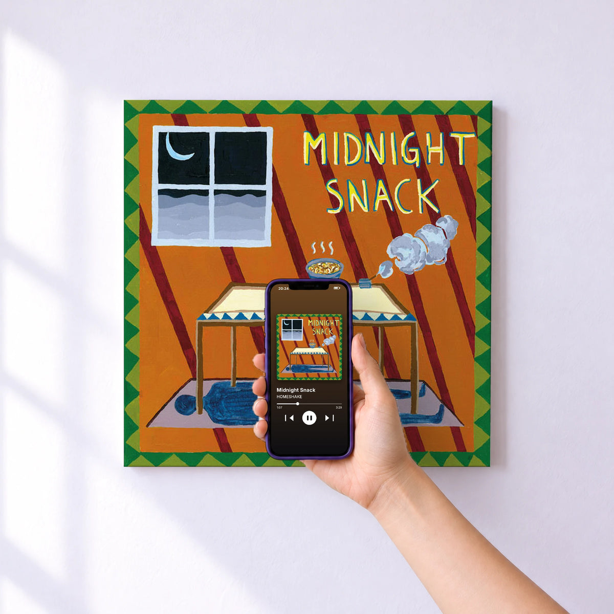 Affiche connectée Midnight Snack de HOMESHAKE au mur : l'album se lance en approchant le téléphone