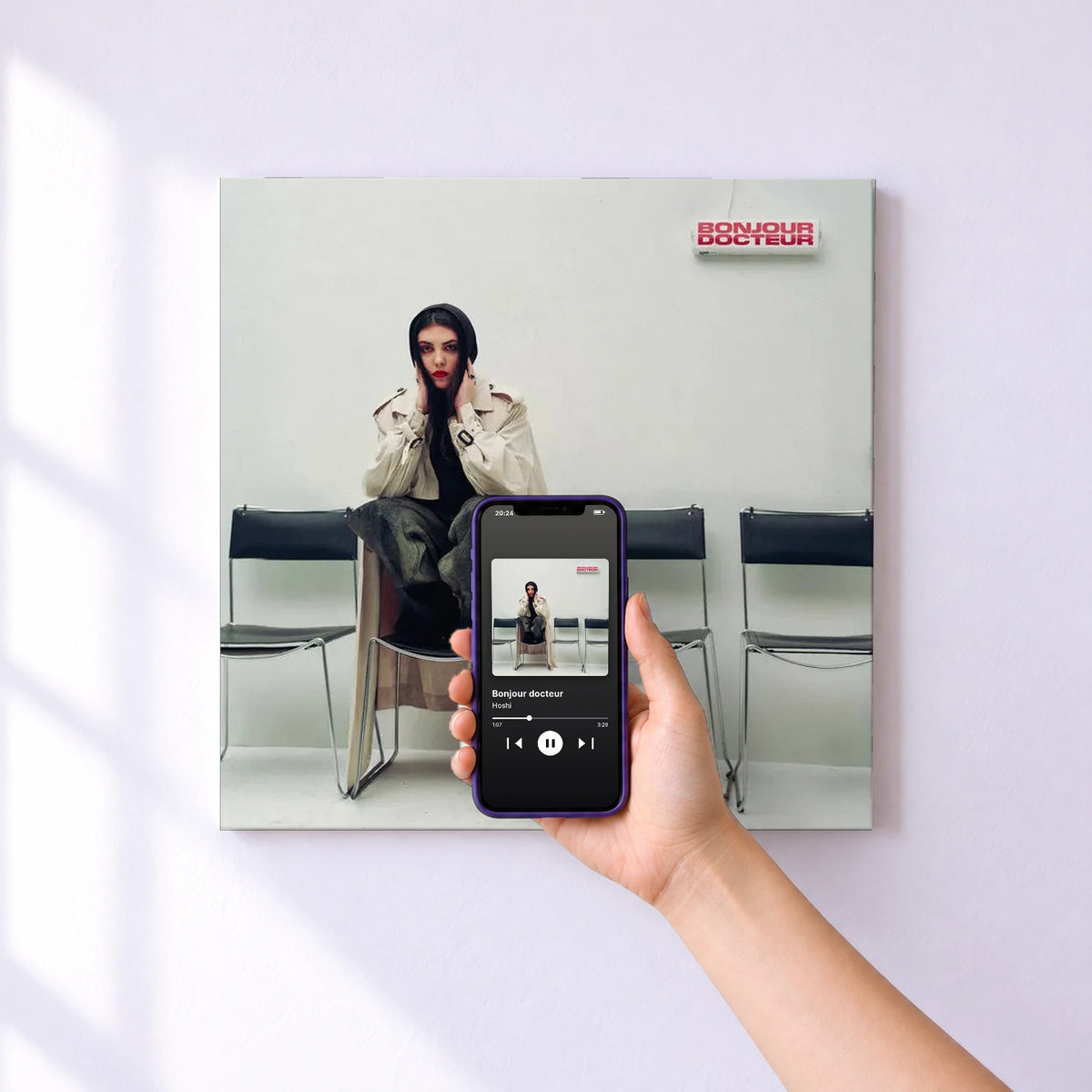 Affiche connectée Bonjour docteur de Hoshi au mur : l'album se lance en approchant le téléphone