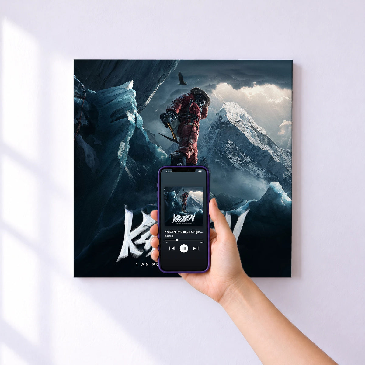 Affiche connectée KAIZEN (Musique Originale du Documentaire) de Inoxtag au mur : l'album se lance en approchant le téléphone