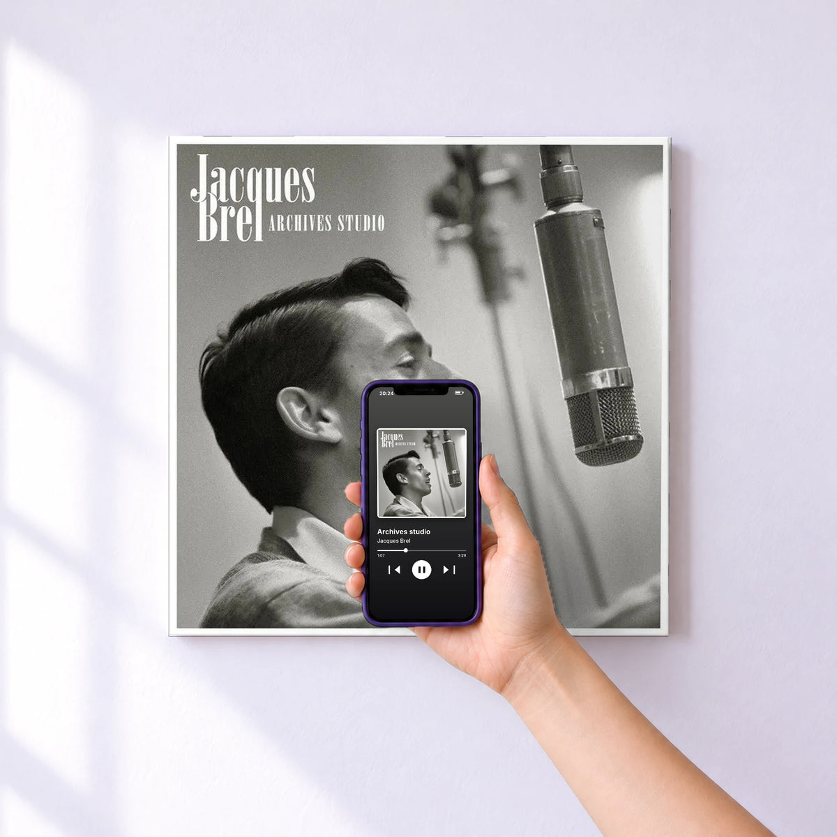 Affiche connectée Archives studio de Jacques Brel au mur : l'album se lance en approchant le téléphone
