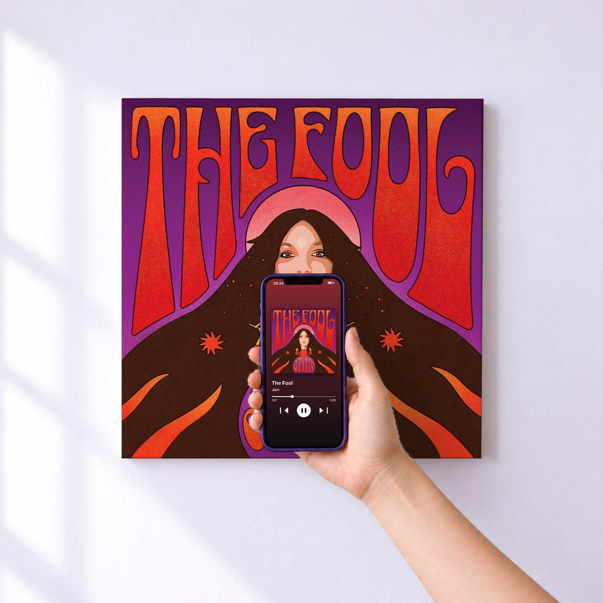 Affiche connectée The Fool de Jain au mur : l'album se lance en approchant le téléphone