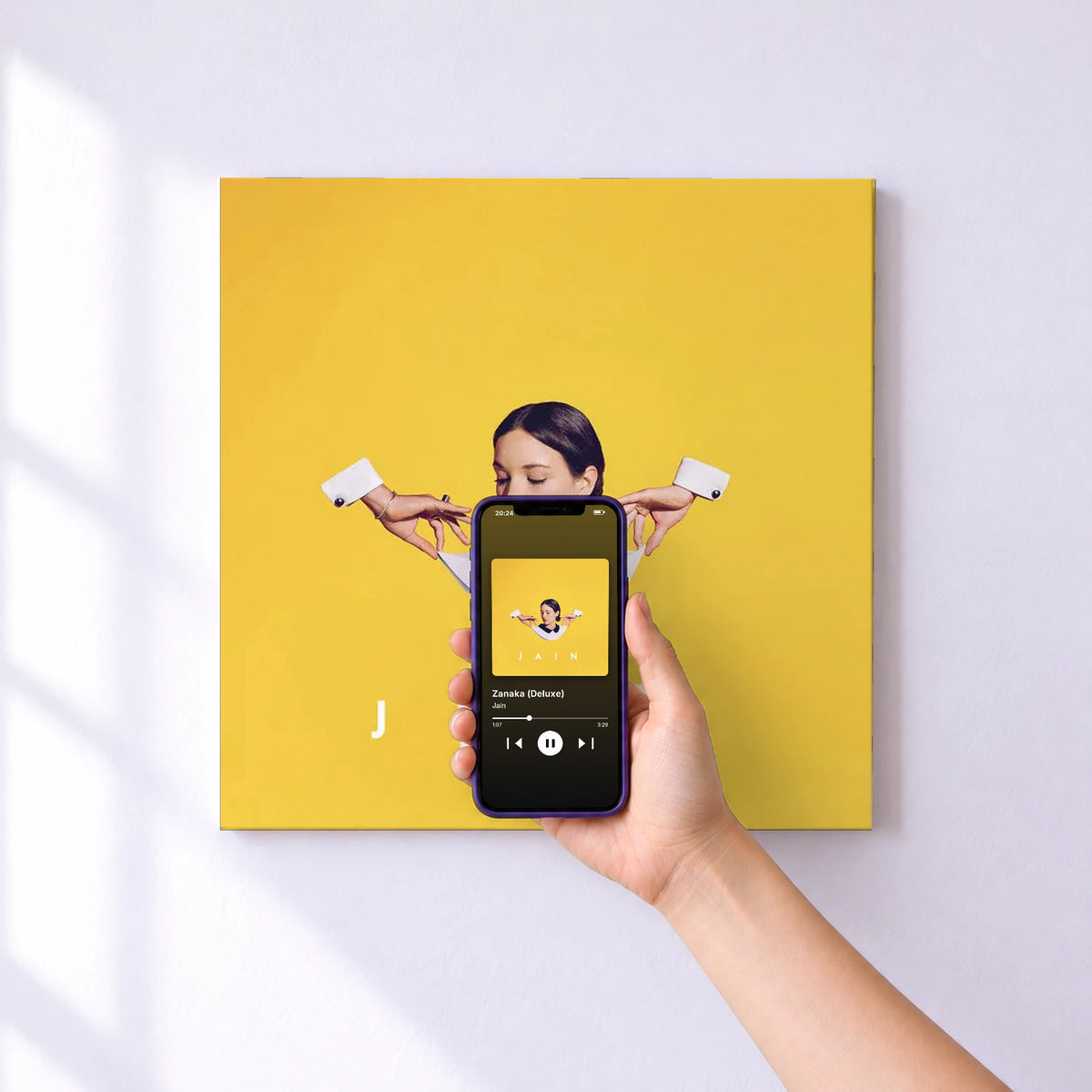 Affiche connectée Zanaka (Deluxe) de Jain au mur : l'album se lance en approchant le téléphone