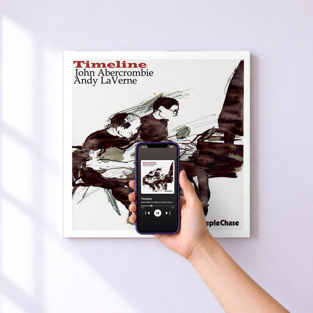 Affiche connectée Timeline de John Abercrombie & Andy Laverne au mur : l'album se lance en approchant le téléphone
