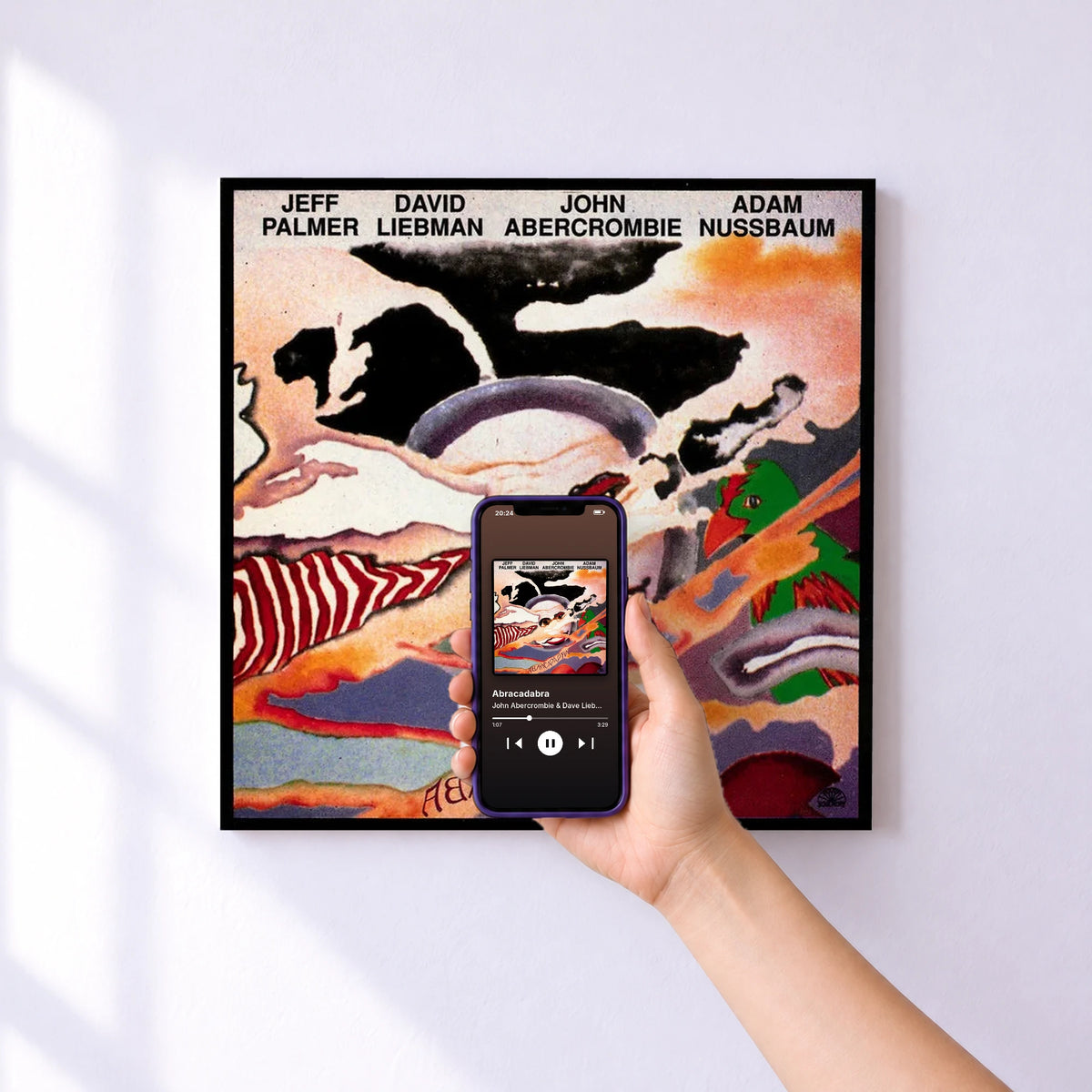 Affiche connectée Abracadabra de John Abercrombie & Dave Liebman & Adam Nussbaum & Jeff Palmer au mur : l'album se lance en approchant le téléphone