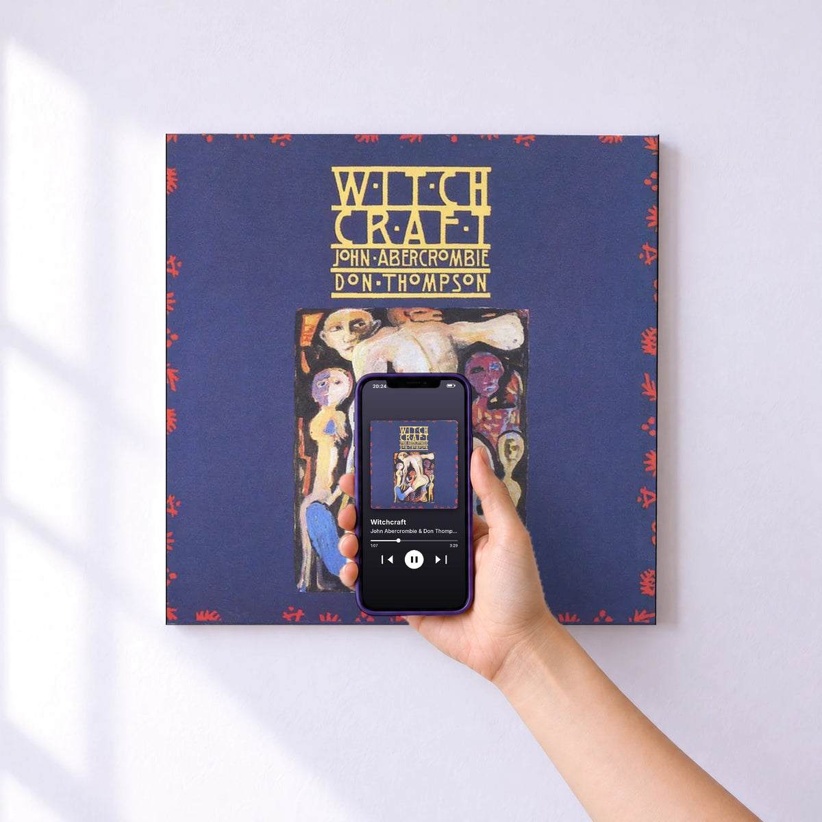 Affiche connectée Witchcraft de John Abercrombie & Don Thompson au mur : l'album se lance en approchant le téléphone