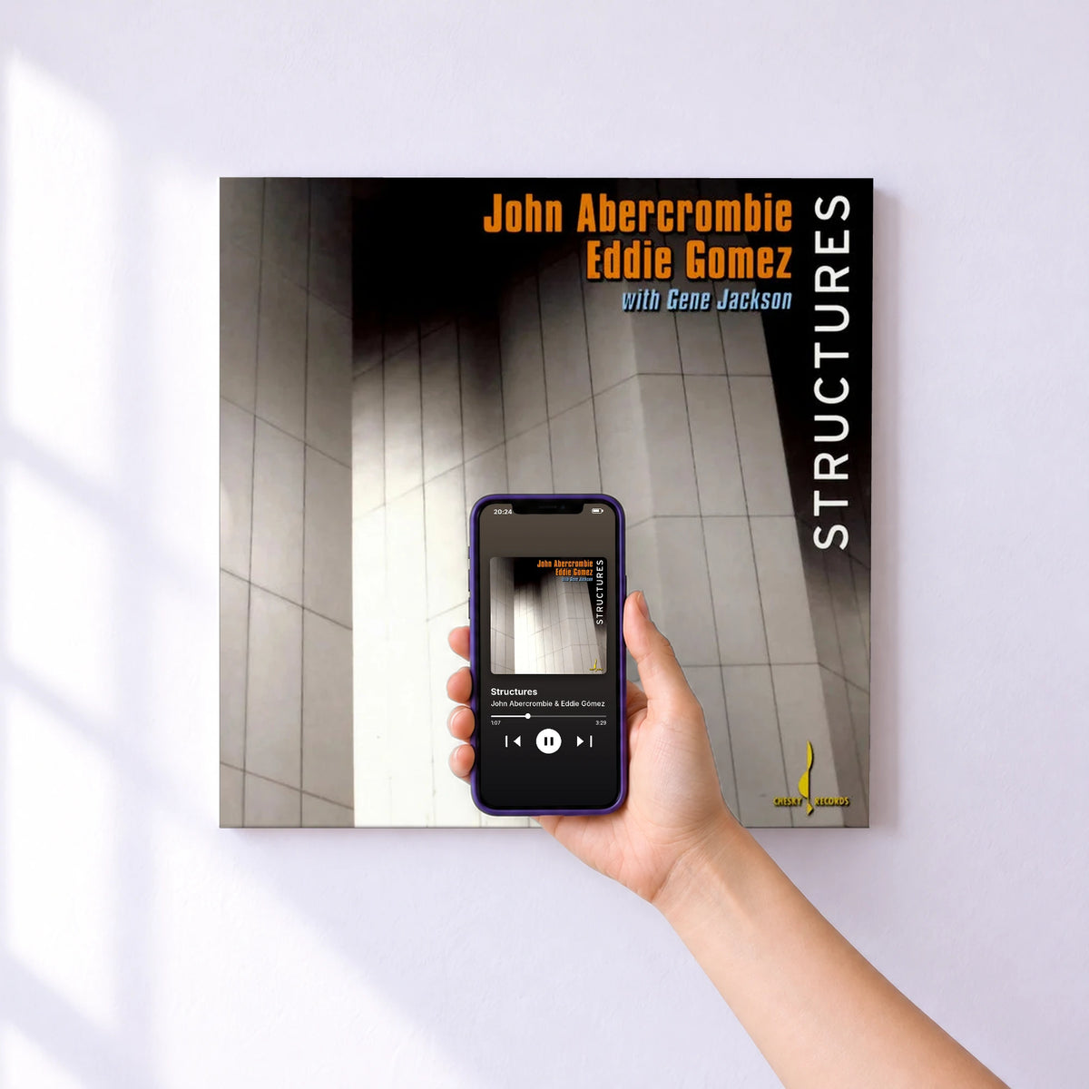 Affiche connectée Structures de John Abercrombie & Eddie Gómez au mur : l'album se lance en approchant le téléphone