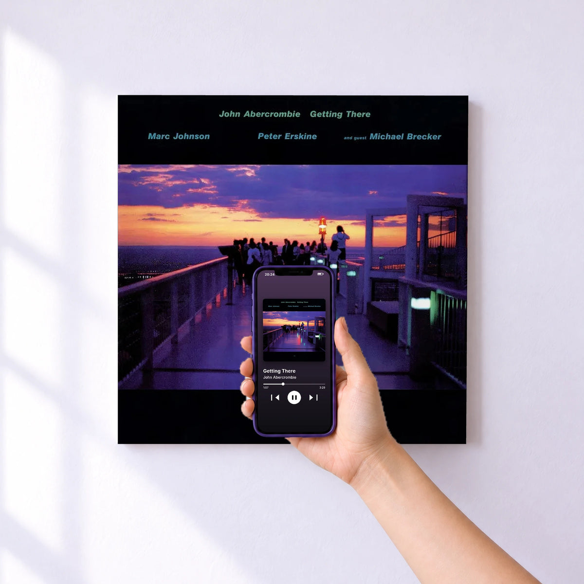 Affiche connectée Getting There de John Abercrombie au mur : l'album se lance en approchant le téléphone