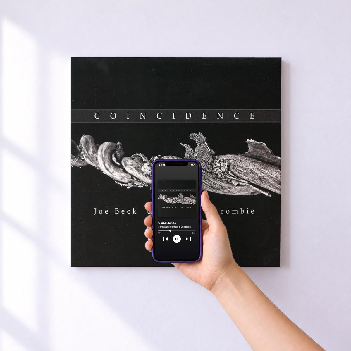 Affiche connectée Coincidence de John Abercrombie & Joe Beck au mur : l'album se lance en approchant le téléphone