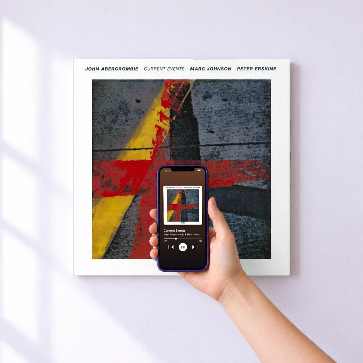 Affiche connectée Current Events de John Abercrombie & Marc Johnson & Peter Erskine au mur : l'album se lance en approchant le téléphone