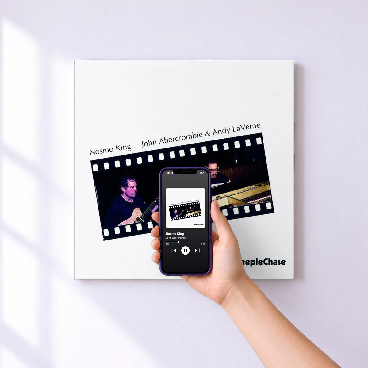 Affiche connectée Nosmo King de John Abercrombie au mur : l'album se lance en approchant le téléphone