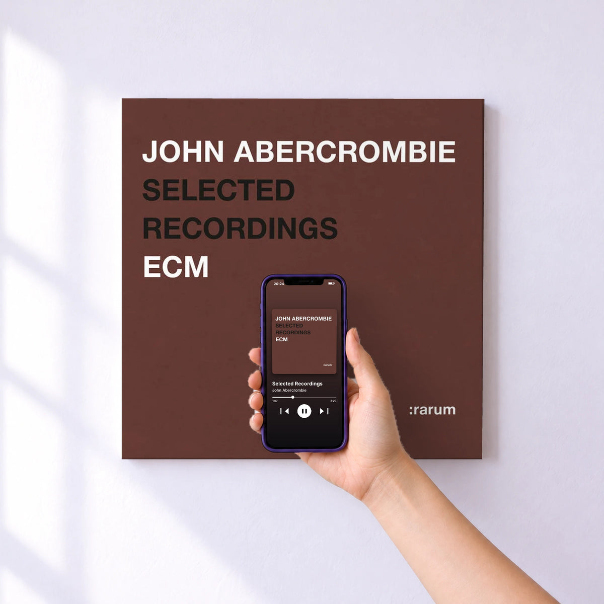 Affiche connectée Selected Recordings de John Abercrombie au mur : l'album se lance en approchant le téléphone