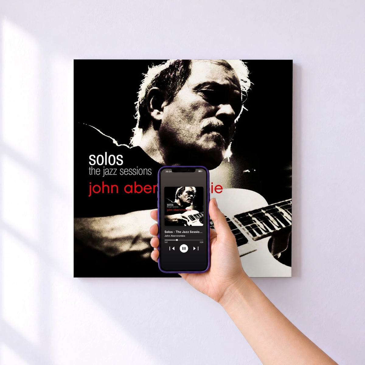 Affiche connectée Solos - The Jazz Sessions (John Abercrombie) de John Abercrombie au mur : l'album se lance en approchant le téléphone