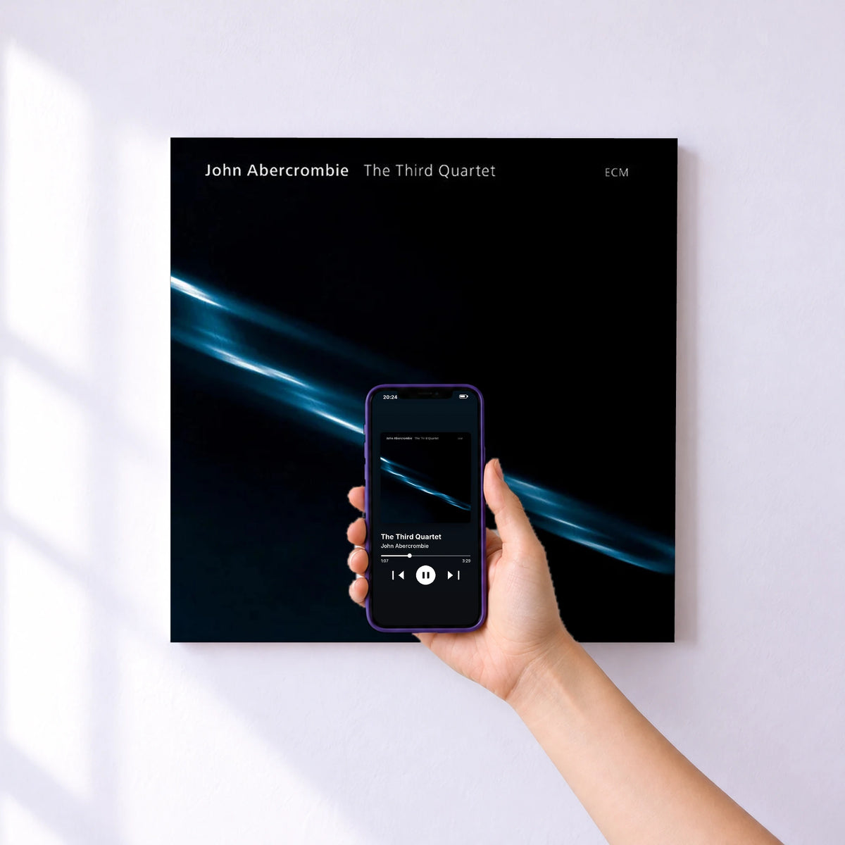 Affiche connectée The Third Quartet de John Abercrombie au mur : l'album se lance en approchant le téléphone