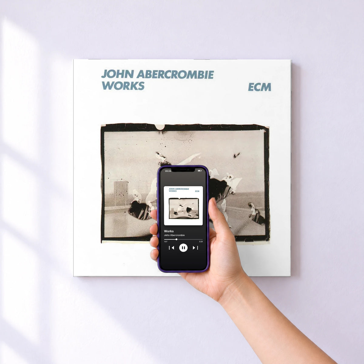 Affiche connectée Works de John Abercrombie au mur : l'album se lance en approchant le téléphone