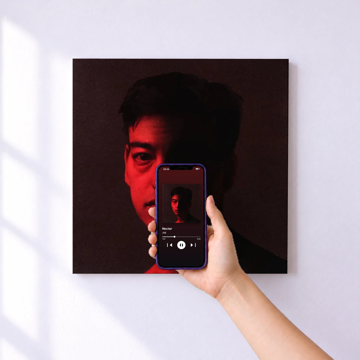 Affiche connectée Nectar de Joji au mur : l'album se lance en approchant le téléphone
