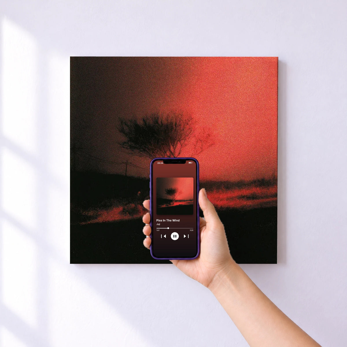 Affiche connectée Piss In The Wind de Joji au mur : l'album se lance en approchant le téléphone