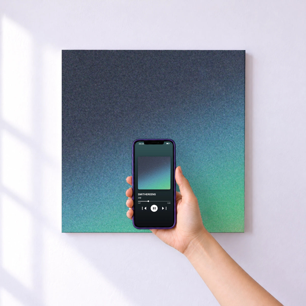 Affiche connectée SMITHEREENS de Joji au mur : l'album se lance en approchant le téléphone