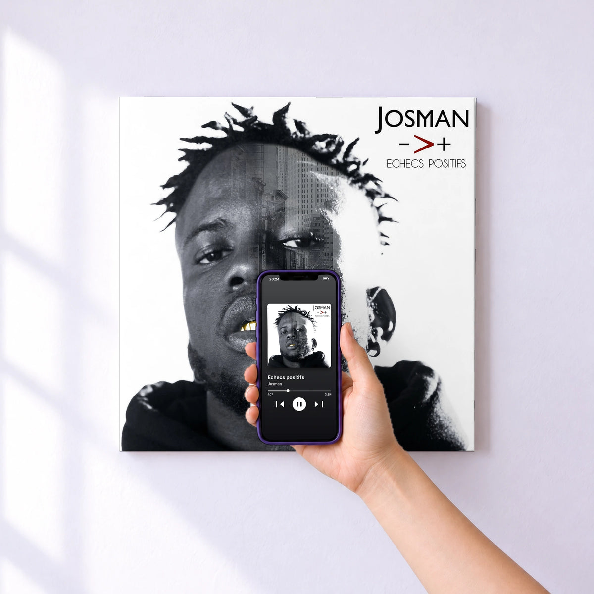 Affiche connectée Echecs positifs de Josman au mur : l'album se lance en approchant le téléphone