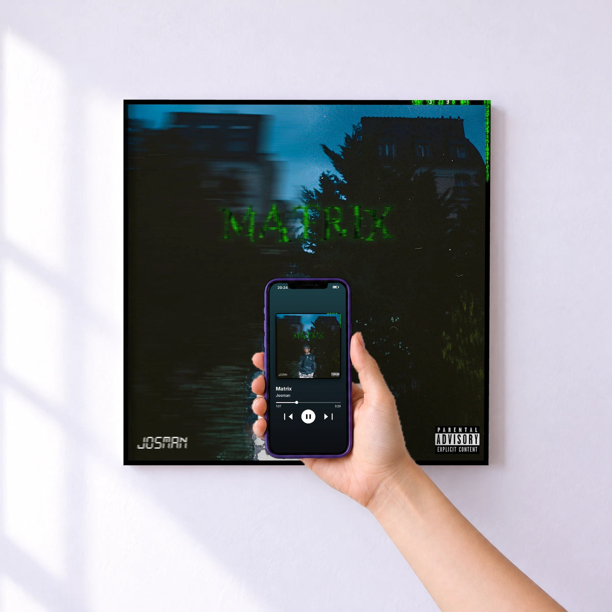 Affiche connectée Matrix de Josman au mur : l'album se lance en approchant le téléphone