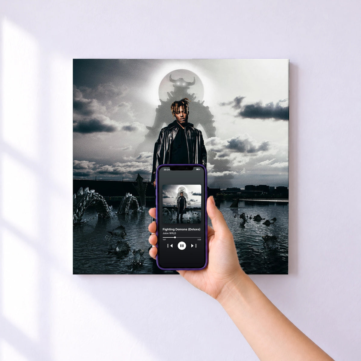 Affiche connectée Fighting Demons (Deluxe) de Juice WRLD au mur : l'album se lance en approchant le téléphone