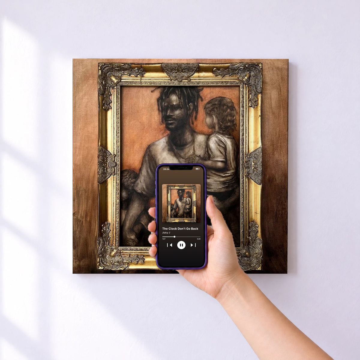 Affiche connectée The Clock Don’t Go Back de Juicy J au mur : l'album se lance en approchant le téléphone