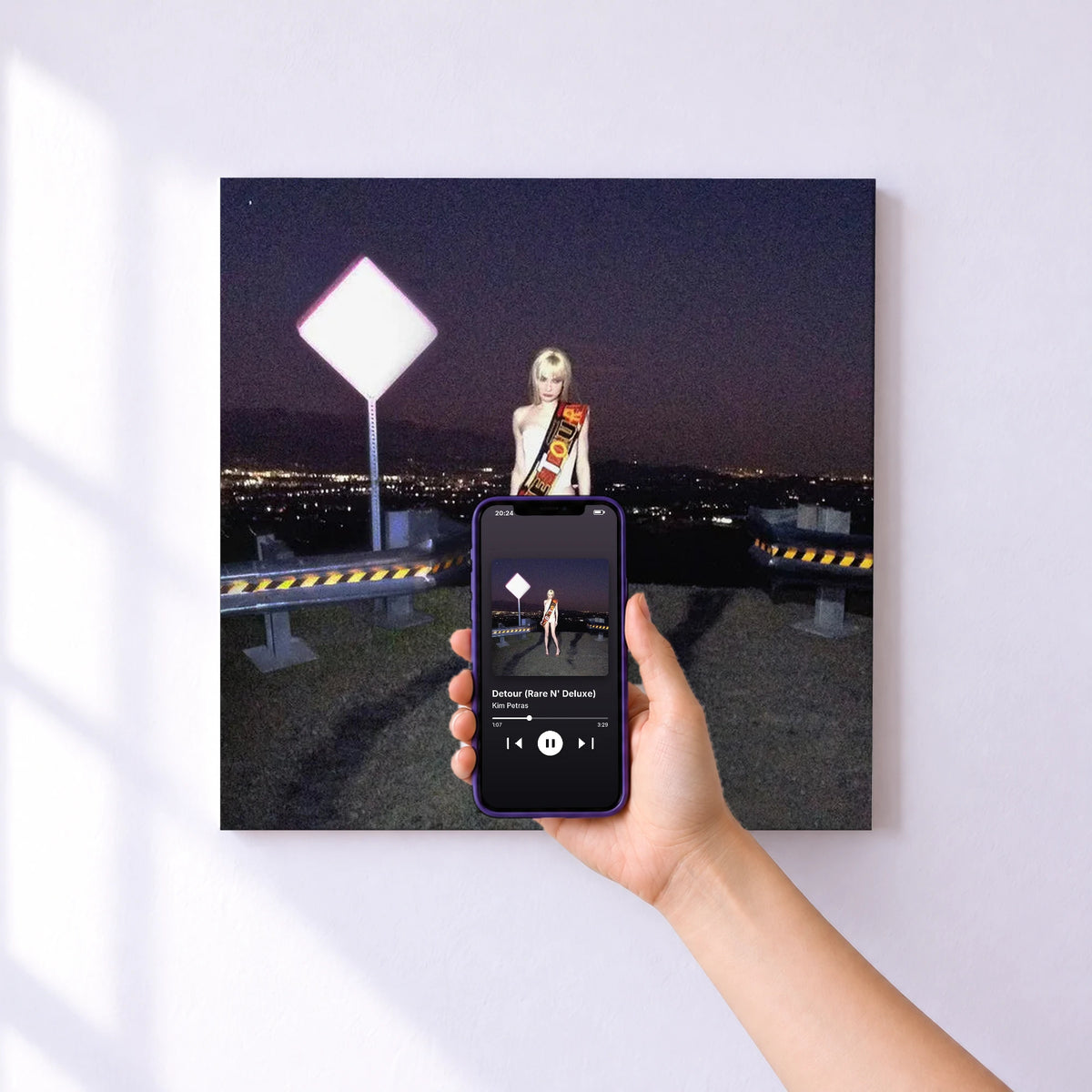 Affiche connectée Detour (Rare N' Deluxe) de Kim Petras au mur : l'album se lance en approchant le téléphone
