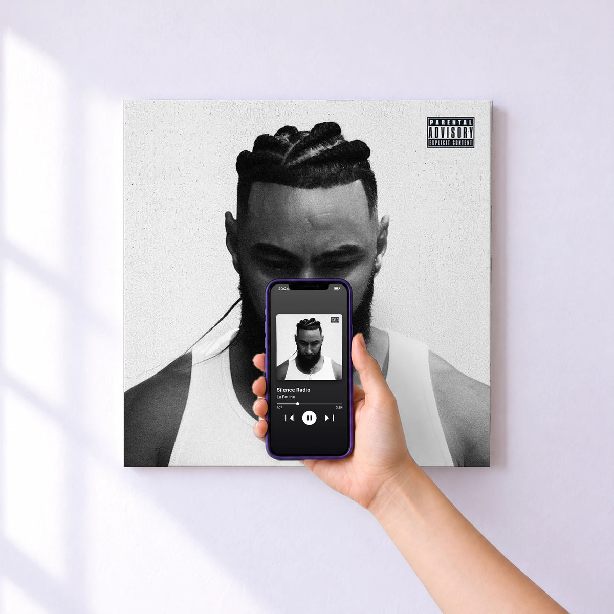 Affiche connectée Silence Radio de La Fouine au mur : l'album se lance en approchant le téléphone