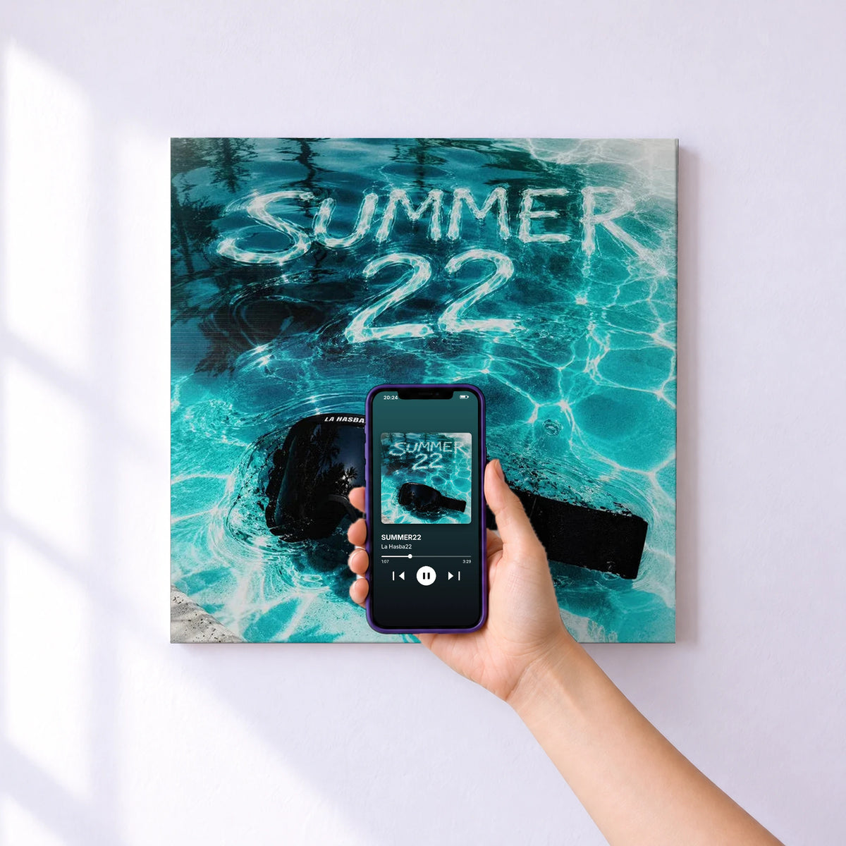 Affiche connectée SUMMER22 de La Hasba22 au mur : l'album se lance en approchant le téléphone