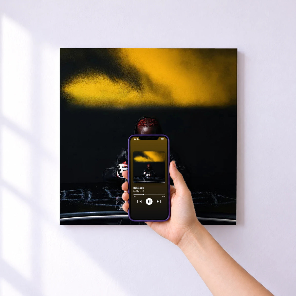 Affiche connectée BLESSED de La Mano 1.9 au mur : l'album se lance en approchant le téléphone