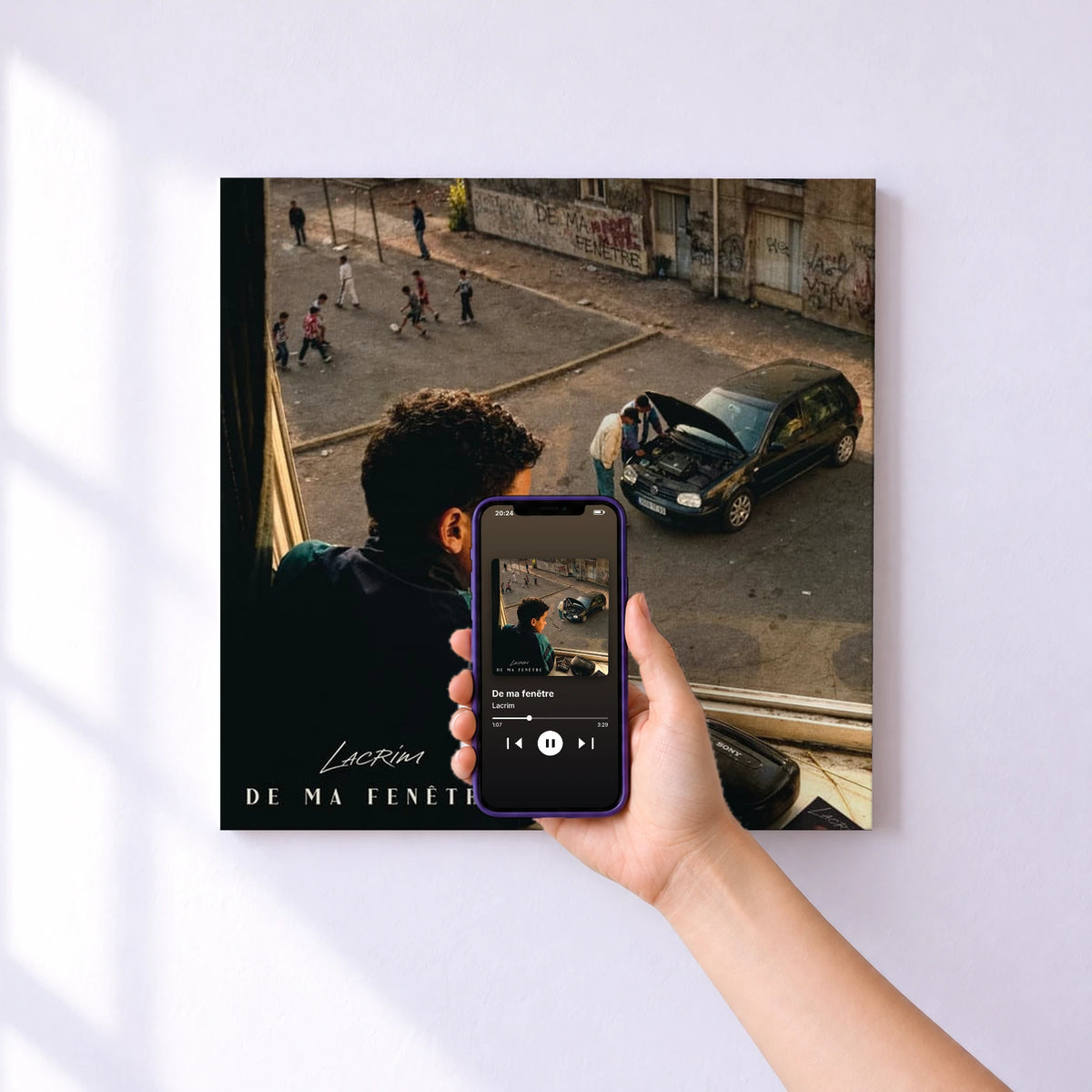 Affiche connectée De ma fenêtre de Lacrim au mur : l'album se lance en approchant le téléphone