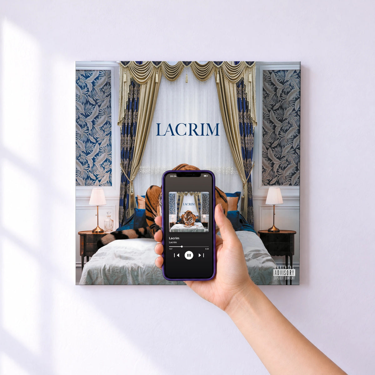 Affiche connectée Lacrim de Lacrim au mur : l'album se lance en approchant le téléphone