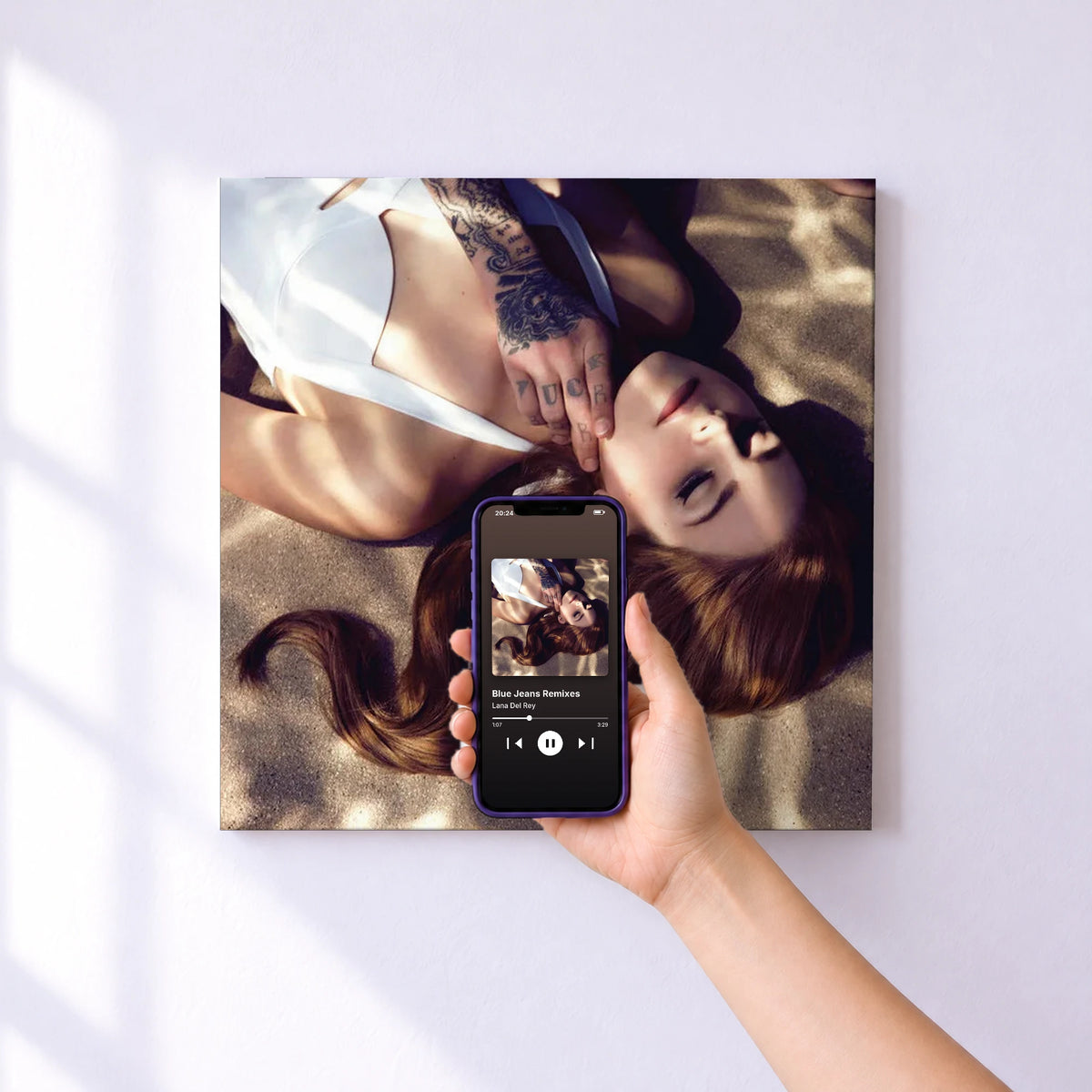 Affiche connectée Blue Jeans Remixes de Lana Del Rey au mur : l'album se lance en approchant le téléphone