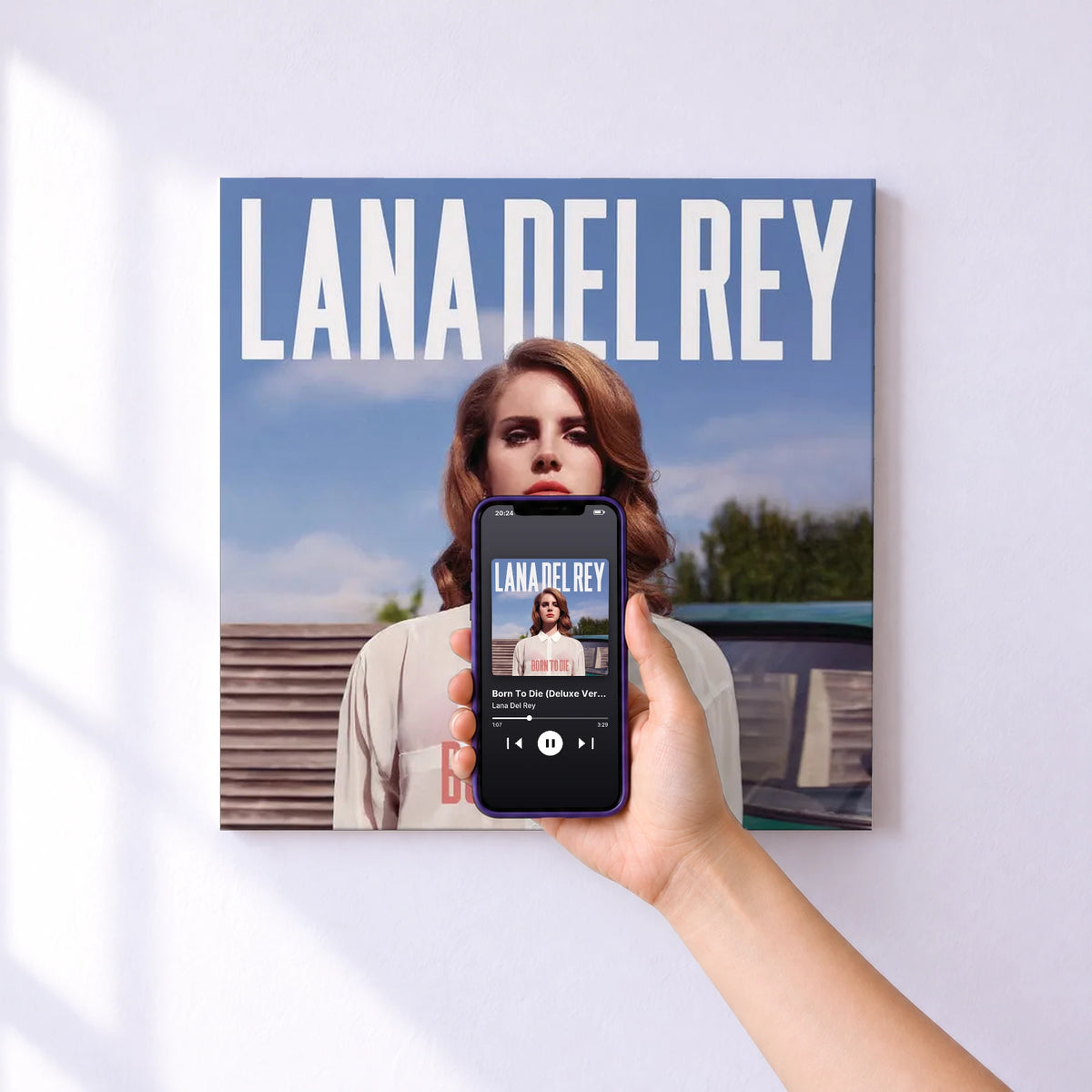 Affiche connectée Born To Die (Deluxe Version) de Lana Del Rey au mur : l'album se lance en approchant le téléphone