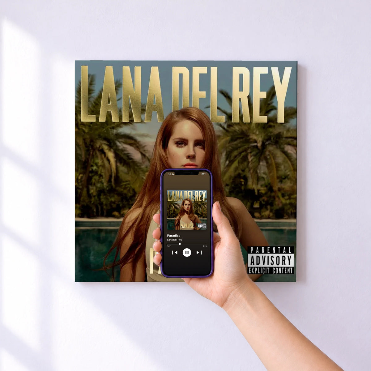 Affiche connectée Paradise de Lana Del Rey au mur : l'album se lance en approchant le téléphone