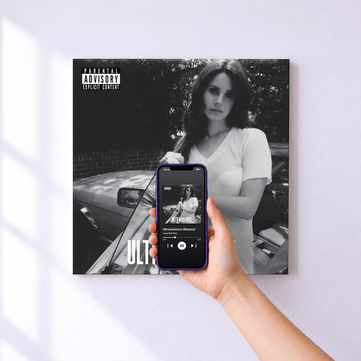 Affiche connectée Ultraviolence (Deluxe) de Lana Del Rey au mur : l'album se lance en approchant le téléphone