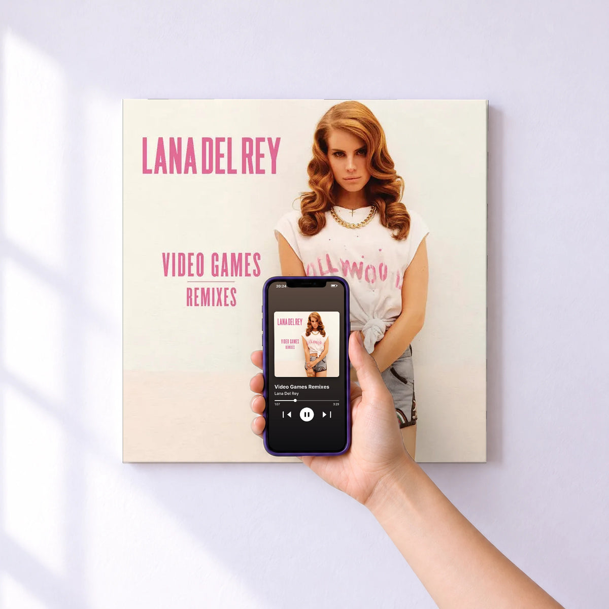 Affiche connectée Video Games Remixes de Lana Del Rey au mur : l'album se lance en approchant le téléphone