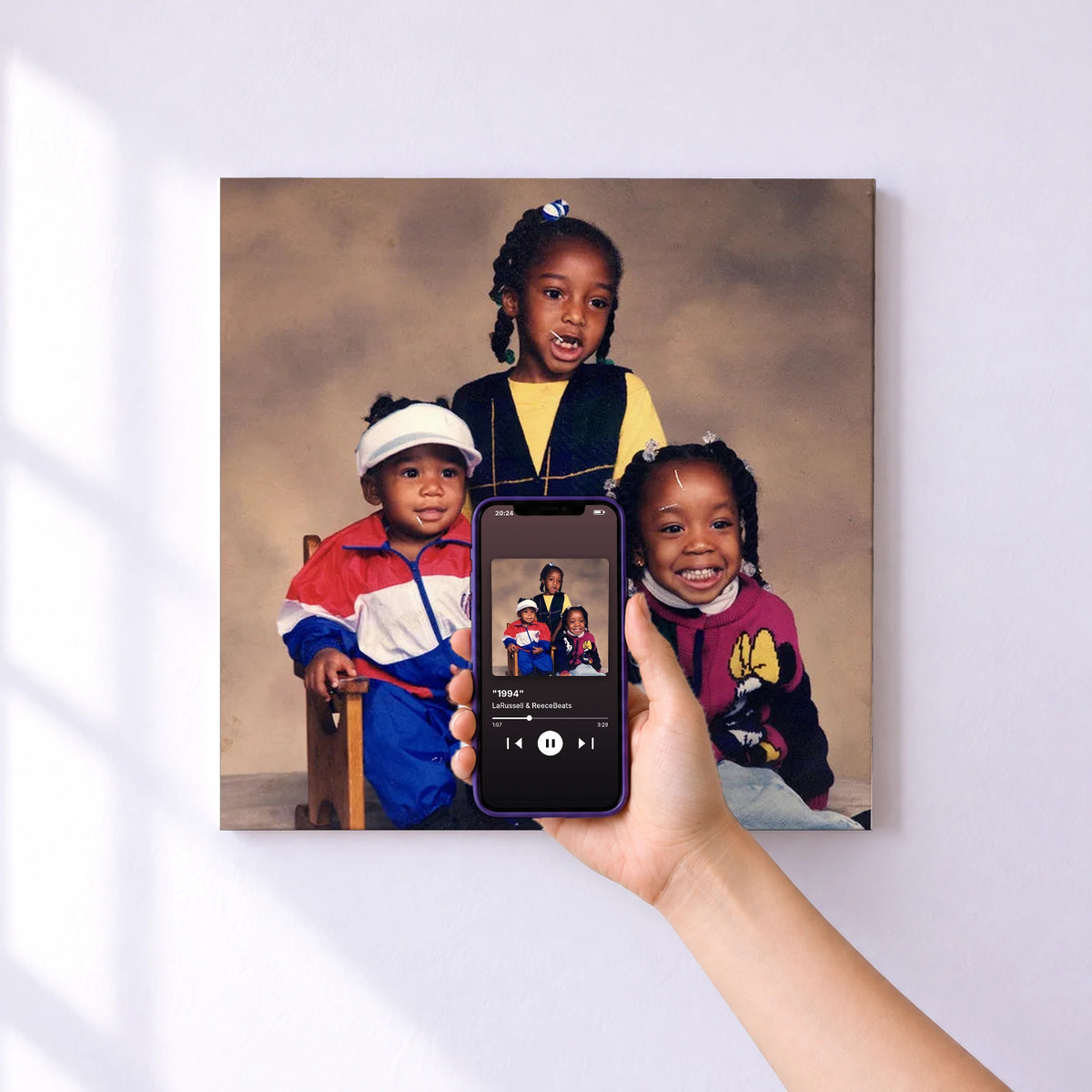 Affiche connectée "1994" de LaRussell & ReeceBeats au mur : l'album se lance en approchant le téléphone