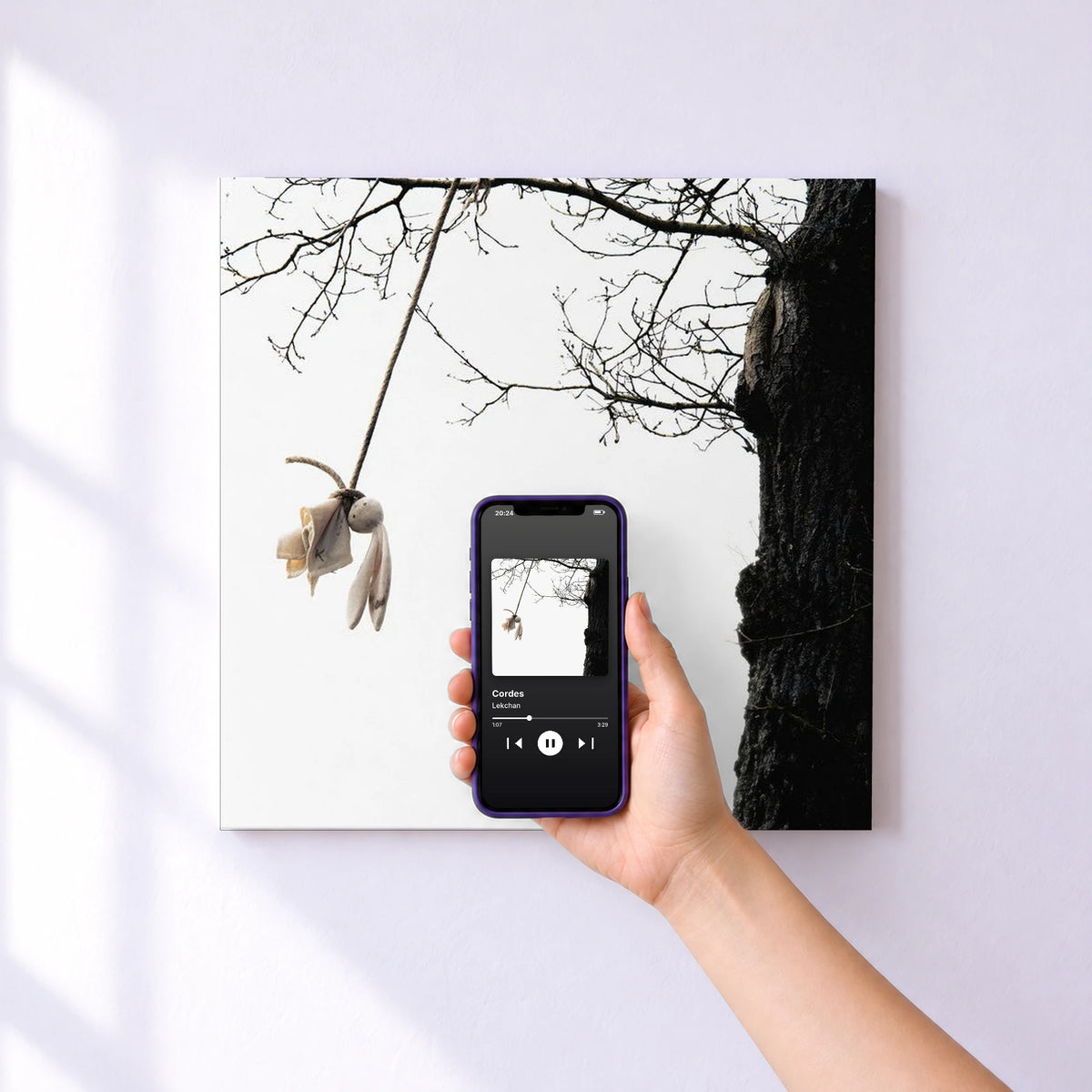 Affiche connectée Cordes de Lekchan au mur : l'album se lance en approchant le téléphone