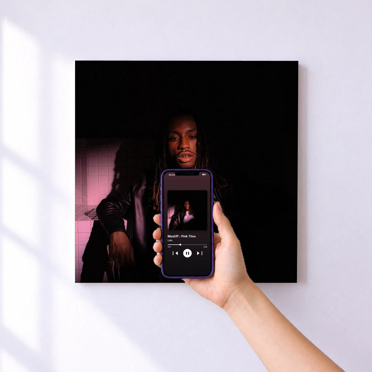 Affiche connectée Mastiff : Pink Tiles de Lelo au mur : l'album se lance en approchant le téléphone