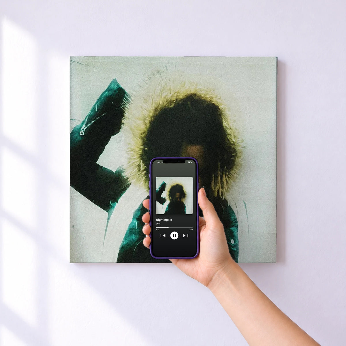 Affiche connectée Nightingale de Lelo au mur : l'album se lance en approchant le téléphone