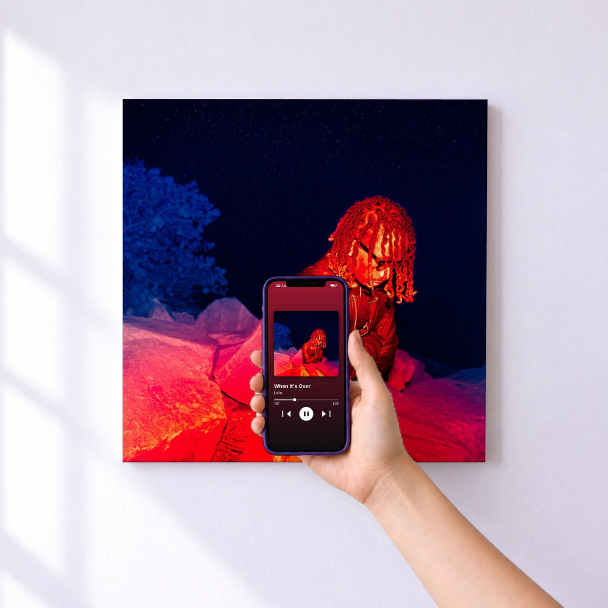 Affiche connectée When It's Over de Lelo au mur : l'album se lance en approchant le téléphone