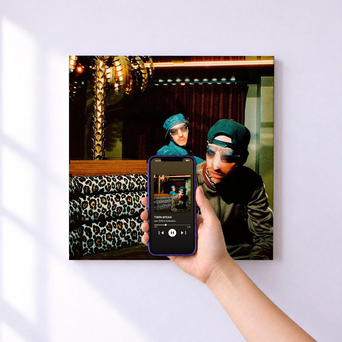Affiche connectée TWIN SPEAK de Leo SVR & Celestino au mur : l'album se lance en approchant le téléphone