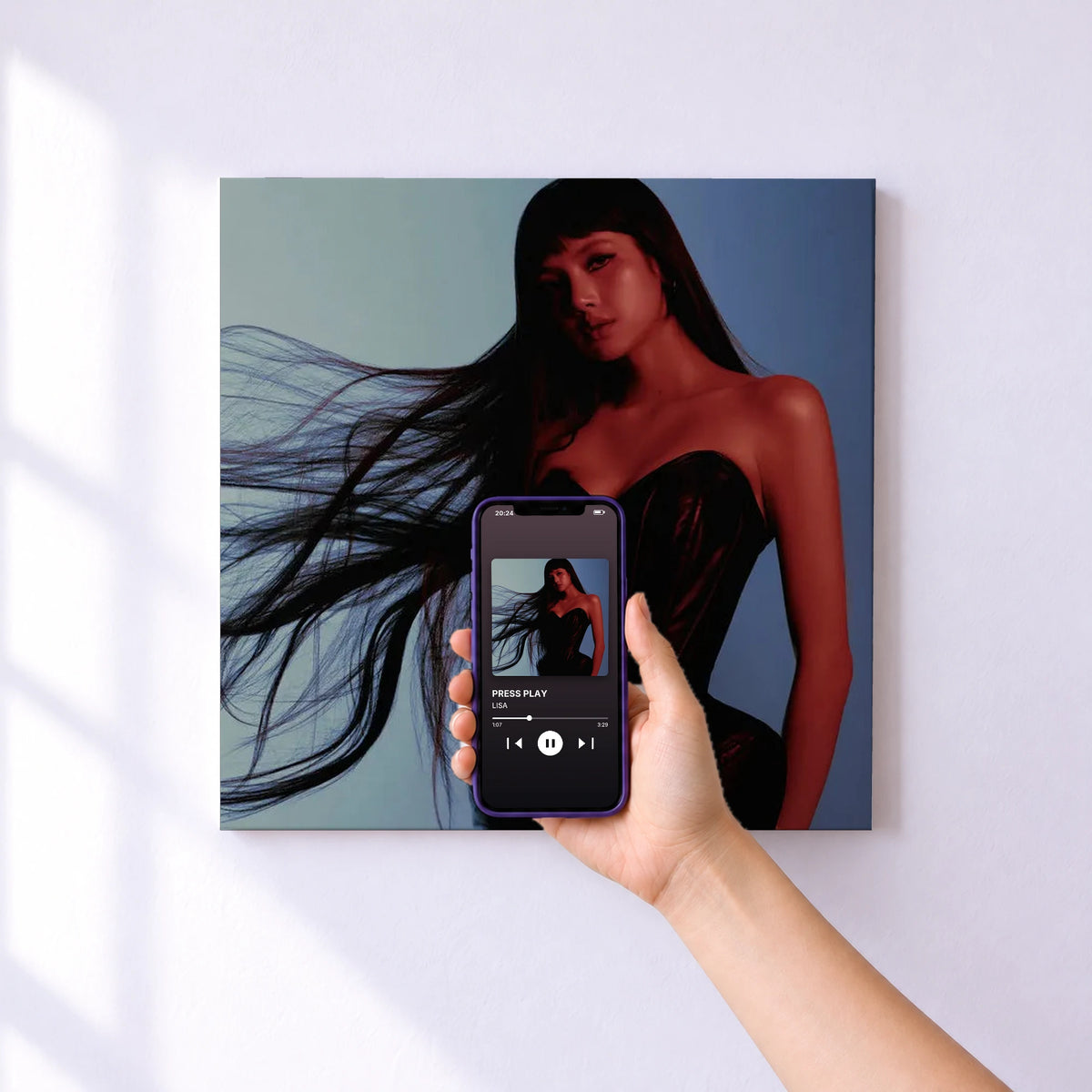 Affiche connectée PRESS PLAY de LISA au mur : l'album se lance en approchant le téléphone