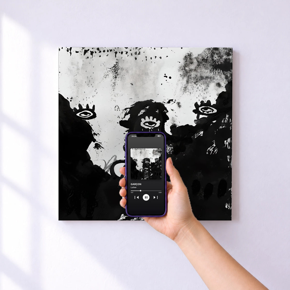Affiche connectée GARÇON de Luther au mur : l'album se lance en approchant le téléphone